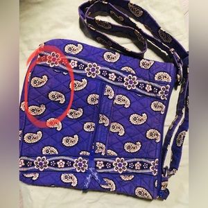 ⬇️ Vera Bradley paisley crossbody 💜